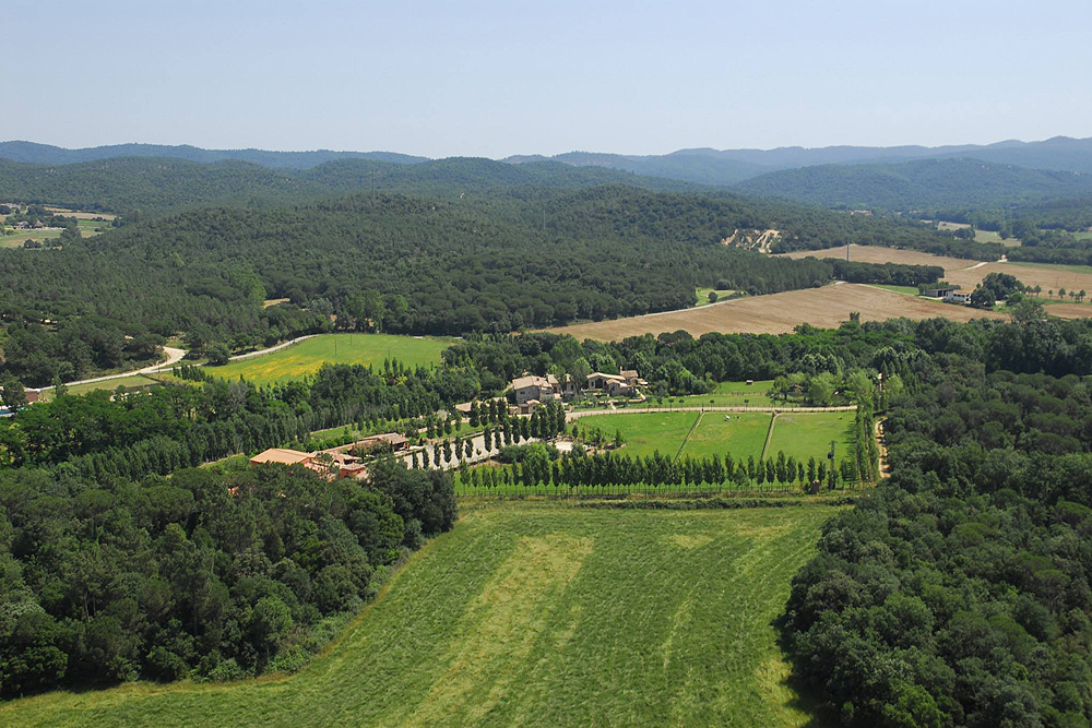 Wassermühle, historisch, Girona, Katalonien, Spanien, Immobilie, Michaela von Treu, Reitanlage, Wald, See, Obstplantage, Gewächshaus, Apfelhain, Pool, Kapelle, Wasserreservoir, Pferdeboxen, Finca, Luxus, Longierzirkel, Costa Brava, Chiemsee