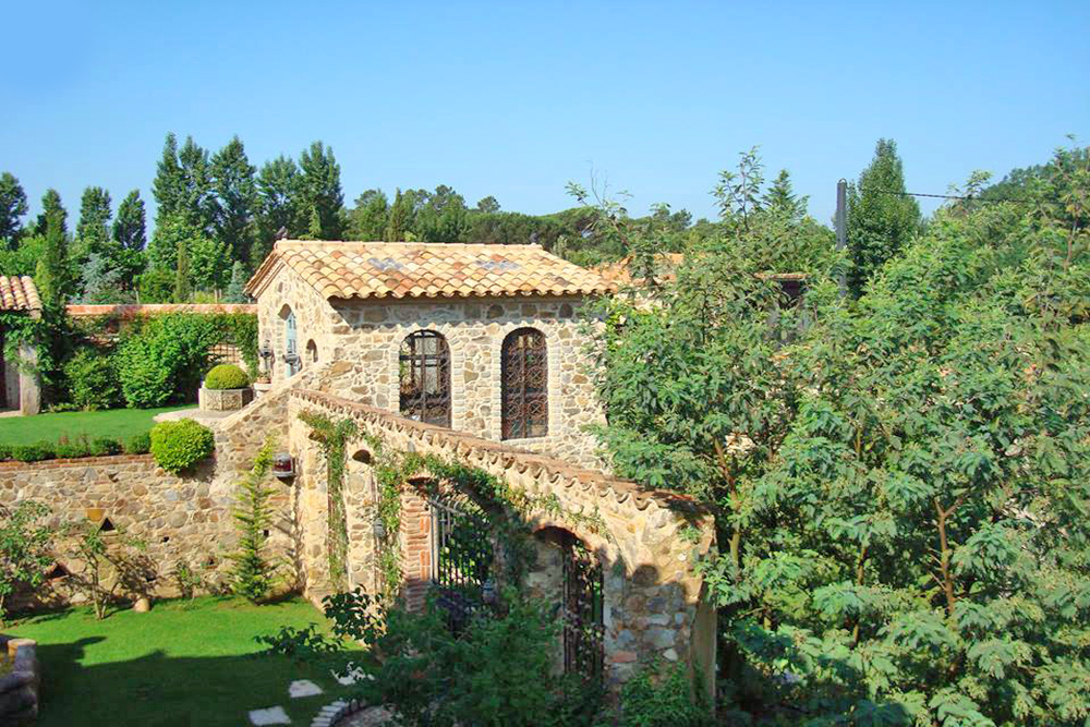 Wassermühle, historisch, Girona, Katalonien, Spanien, Immobilie, Michaela von Treu, Reitanlage, Landsitz, Finca, luxus, Wald, See, Obstplantage, Gewächshaus, Apfelhain, Pool, Kapelle, Wasserreservoir, Pferdeboxen, Longierzirkel, Costa Brava,