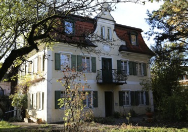 Immobilie, Chieming, Chiemsee, historisch, Denkmalschutz, Villa, 19. Jahrhundert, Garten, Seenähe, Bachlauf, Salon, von Treu, Feriendomizil, Landsitz,