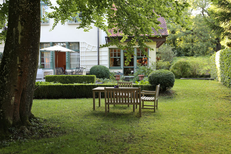 Altbau-Wohnung, Muenchen-Solln, Prinz-Ludwigs-Hoehe, Eigentumswohnung, Villenkolonie, Terrasse, Park, Denkmalschutz, Isarufer, Stuck, Gästezimmer, Bibliothek, Tiefgarage, Apartment